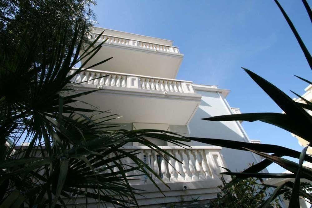 Residence Mimosa Rimini Bagian luar foto