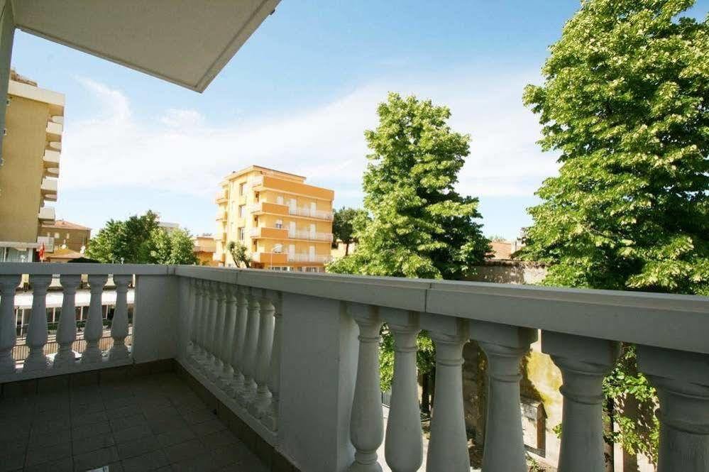 Residence Mimosa Rimini Bagian luar foto